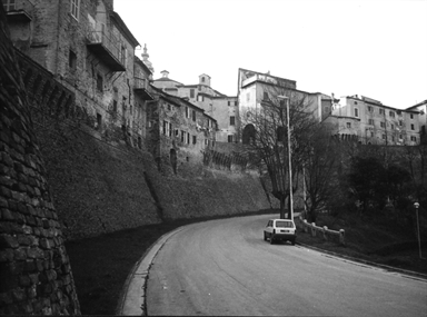 Tratto di mura castellane comprendente Porta Pesa